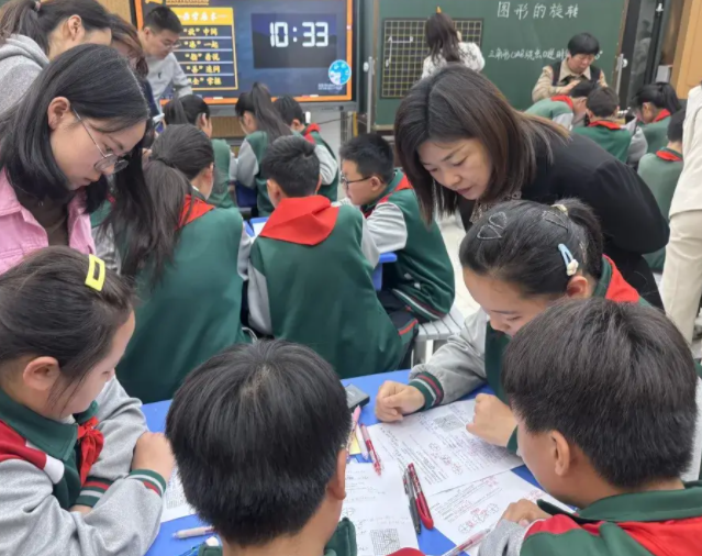 教育版图中教师始终是最中心的力气这里有深耕一线的骨干教师 教育版图中教师始终是最中心的力气这里有深耕一线的骨干教师