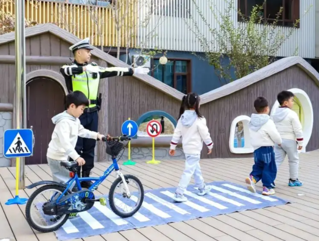 系好安全带使用安全座椅为了孩子的搭车安全请家长开车接送上