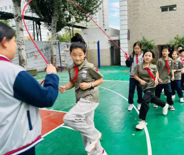 在动态中习得的团队精神与沟通才能是任何静态课堂都难以彻底